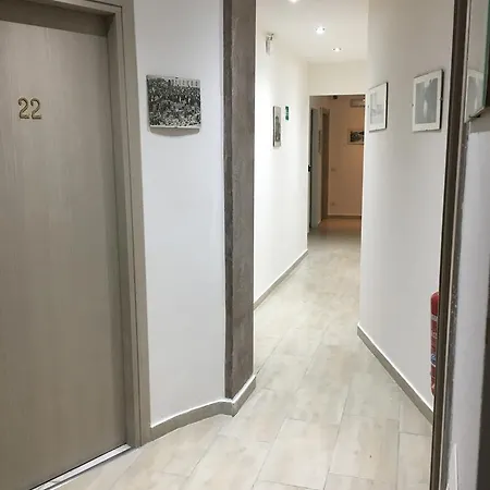 Old אכסניה